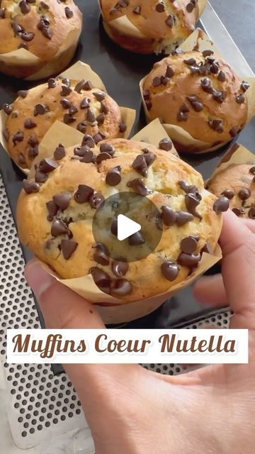 Pinel Nathalie | 🌸Muffins Coeur Nutella 🌸  Voici une délicieuse recette de muffins moelleux aux pépites de chocolat, avec une surprise irrésistib... | Instagram Muffin Nutella, Nutella Muffin, Muffins Chocolate, Nutella Muffins, Cake Factory, Mug Cake, Christmas Cookies, Nutella, 30 Minutes