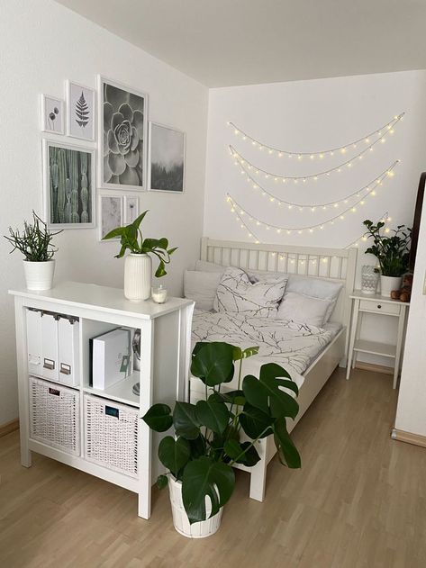 Wandbilder, Lichterketten und Zimmerpflanzen machen dieses schöne WG-Zimmer zu einem Wohlfühlort. #wggesuchtde #wggesucht #wgzimmer #zimmerpflanzen #wandbilder #lichterkette #inspo #bett Small Bedroom Decoration Ideas, Ideas Studio Apartment, Bedroom Decoration Ideas, Studio Apartment Ideas, Redecorate Bedroom, Cozy Room Decor, Pretty Room, Room Design Bedroom, Dream Room Inspiration