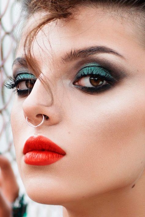 80s Makeup Trends You Need To Differentiate Between | Glaminati.com Beauty Tutorials, 80s Rock Makeup, 80s Makeup Trends, Rock Makeup, Black Eye Makeup, 80s Makeup, Makeup Game, Makeup Trends, Eye Black