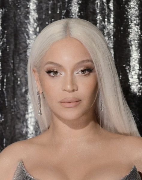 Platinum Blonde Hair Aesthetic, Beyonce Blonde Hair, Beyoncé Aesthetic, Beyonce Makeup, Beyonce Quotes, Beyonce Blonde, Film Premiere, Platinum Blonde Hair, Beyonce Knowles