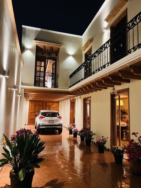 Hacienda Style Entryway, Spanish Ranch Style Homes Interior, Casa En Mexico Ideas, Modern Mexican Home Exterior, Mexican Style House Interiors, Spanish Houses Architecture, Indian Architecture Homes, Mexican Houses Exterior Haciendas, Casas En Mexico Ideas Fachadas