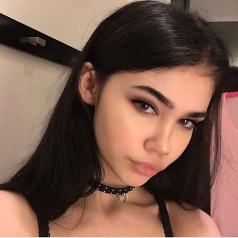 𝙋𝙞𝙣𝙩𝙚𝙧𝙚𝙨𝙩: @𝙈𝙞𝙡𝙠𝙮𝙗𝙖𝙢𝙗���𝙞 Aesthetic Edgy, Black Hair Aesthetic, Grunge Tattoo, Look Grunge, Girls With Black Hair, Alternative Makeup, Beauty Make-up, Black Grunge, Hair Aesthetic