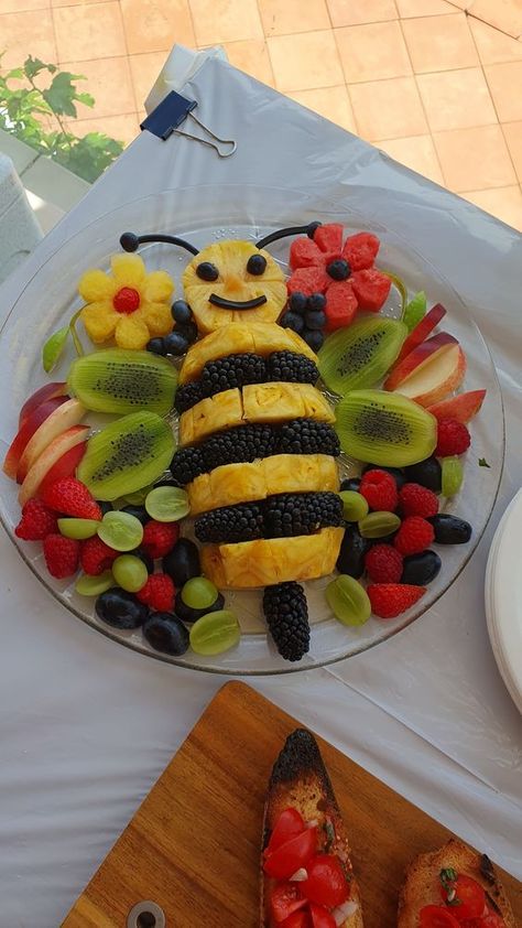 Best Cooking Fruit Creations, Fruit Platter Designs, Decorações Com Comidas, Food Art For Kids, Amazing Food Decoration, Party Food Platters, Charcuterie Recipes, Food Carving, Easy Food Art