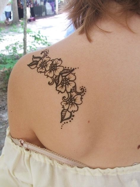 Henna Tattoo Shoulder, Shoulder Henna, Henna Practice, Girl Flower Tattoos, Back Henna, Henna Tattoo Design, Floral Mehndi, Simple Tattoos For Women, Rose Tattoo Sleeve