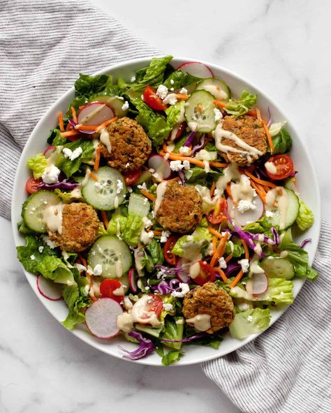 Vegetarian Falafel, Aesthetic Salad, Meals Aesthetic, Falafel Salad, Veg Meals, Salad Inspiration, Baked Falafel, Salad With Lemon, Lemon Tahini Dressing