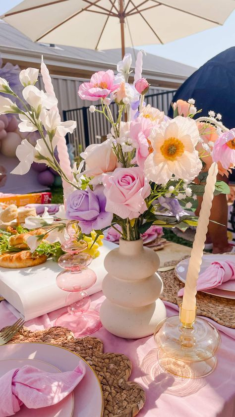 Baby On Bloom Theme, Baby Shower Themes Baby In Bloom, Baby Girl Shower Ideas Spring, Baby Im Bloom Baby Shower Theme, Spring Baby Shower Ideas Girl, Tent Baby Shower Ideas Outdoor, Baby Shower Bloom Theme, Baby In Bloom Centerpiece Ideas, Baby In Bloom Shower Ideas Table Decor