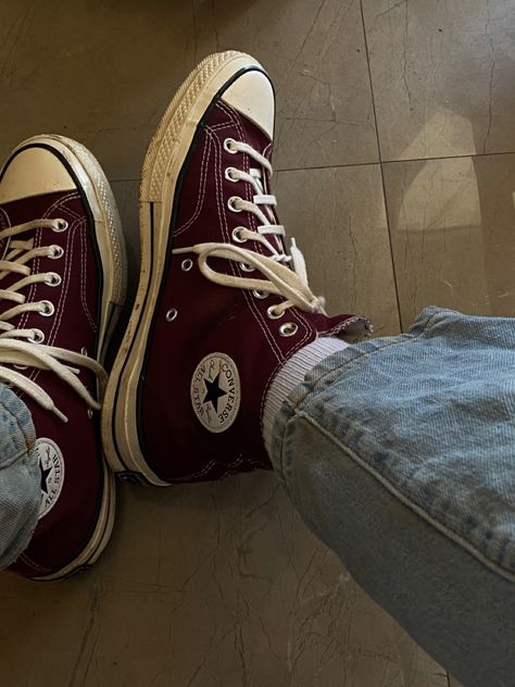 Red Converse Aesthetic, Dark Red Converse, Kurt Cobain Style, Converse Chuck 70s, Maroon Converse, Chuck 70s, Converse Aesthetic, Cute Converse, Converse Red