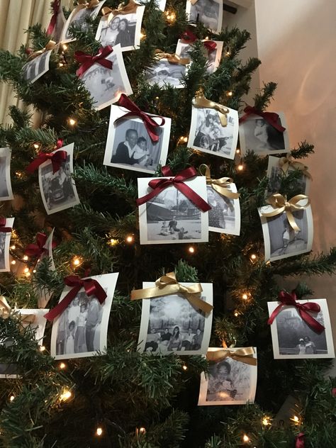 Christmas Tree Photo Decorations, Christmas Tree Picture Ornaments, Polaroid Tree Christmas, Professional Christmas Decorating, Christmas Decor For Walls Living Rooms, Pictures On Christmas Tree, Picture Frames On Christmas Tree, Photos On Christmas Tree, Present Christmas Tree