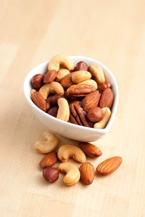 Whether as an appetizer or a snack on the go, spiced mixed nuts can't be beat. Learn how to make your own nut mix here. Nut Mix Recipe, Easy Dinners For Kids, Sweet Appetizer, Lunch Saludable, Dried Fruit Mix, Food Captions, Nut Snacks, Dessert Photography, Breakfast Ideas For Diabetics