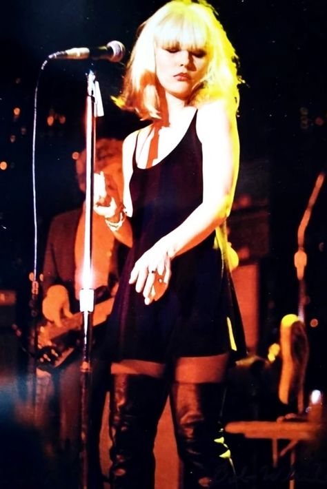 Debbie Harry, 70s 70s Rockstar Aesthetic, Rock Girl Aesthetic, Rock Aesthetic Outfits, Groupie Aesthetic, 80s Rock Fashion, 80s Rocker, Marla Singer, 70s Punk, Mode Emo