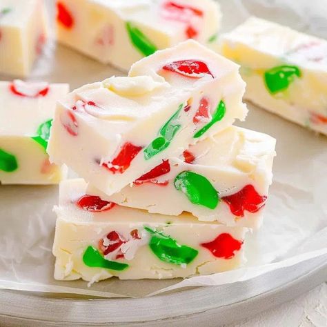 Four Ingredient Nougat Bars – I recall growing up and seeing this treat on the dessert table every holiday. This was one of those desserts that was saved for adults only. I never did understand that as I was growing up. When I got older, I started making this treat myself and although I do not understand why it was an adult only treat, I understand why they kept it all to themselves. Ingredients 2 packages of miniature marshmallows 2 tbsp butter, melted 2 packages of white chocolate chips 1 ½ cu Slow Cooker Ravioli Lasagna, Nougat Bars, Slow Cooker Ravioli, Nougat Recipe, Mini Strawberry Cheesecake, Lobster Recipes Tail, Holiday Sweets, Dessert Salads, Cherry Pie Filling