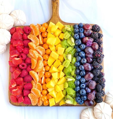 Rainbow Charcuterie, Food Boards, Rainbow Fruit, Charcuterie Inspiration, Rainbow Food, Rainbow Candy, Kids Party Food, Holiday Planning, Fruit Platter