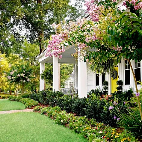 Louisiana Cottage, Southern Landscaping, Front Porch Landscape, Landscape Ideas Front Yard Curb Appeal, Front Yards Curb Appeal, Porch Landscaping, Small Front Yard Landscaping, Small Front Yard, Front Landscaping