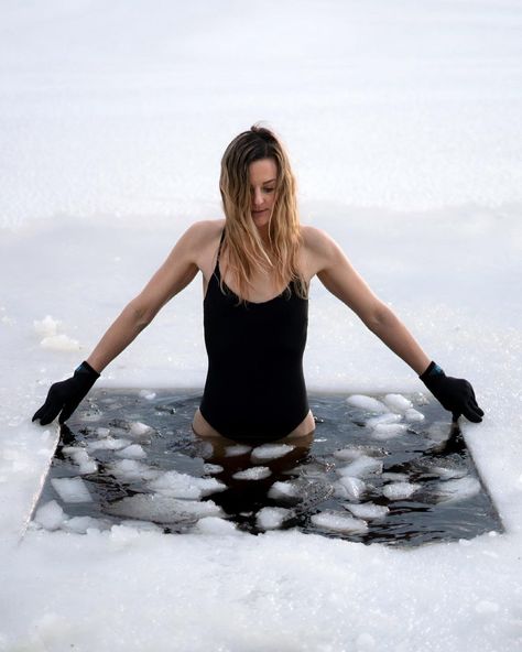 Ice Bath Photography, Wim Hof Method, Cold Water Swimming, Bathing Essentials, Courageous Woman, Cold Water Therapy, Intelligent Woman, Towel Poncho, Lake Swimming