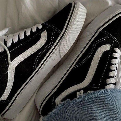 Estilo Vans, Vans Old Skool Black, Vans Aesthetic, Vans Old School, Old School Vans, Old Skool Black, Skate Street, Black Vans, Shoe Inspo