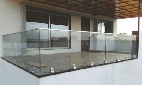 Bhavani Metal India dividers in aluminum and glass with the sole capacity of partition. Framework with 50 and 35 mm thickness and expelled aluminum profiles intended to oblige security glass, glass and wood or glass/texture boards. Aluminium Glass Railing, Glass Railing System, Villa House, Glass Partition, Glass Railing, Sliding Windows, Front Elevation, Glass Texture, Railing