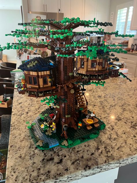 Here's the final LEGO Ideas Tree House (21318) build! I couldn't be happier with how this turned out. And the attention to detail - from the campfire and wood plank staircase to the treehouse rooms! Who else has put this together? What did you think? 🌳🏡⁠ .⁠ .⁠ .⁠ .⁠ .⁠ #LEGO #LEGOafol #AFOL #LEGOaddict #LEGOpics #legolife #legoislife #LEGOgraphy #LEGOphoto #legoset #afolcommunity #LEGOcommunity #LEGOfamily #oldschooltoys #LEGObricks #LEGOfan #GayFOL #LEGOTreehouse #Treehouse Lego Tree House, Lego Tree, Old School Toys, Lego Photo, Lego Pictures, Lego Moc, Lego Ideas, Be Happier, Lego City