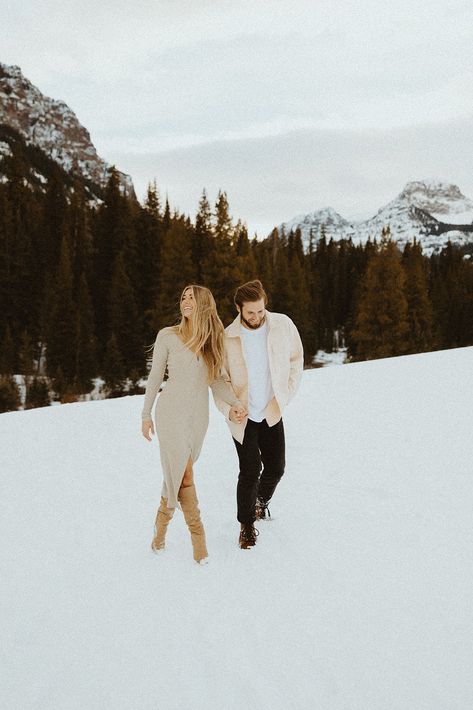 An Intimate Bozeman Montana Winter Engagement Session Bariloche, Bozeman Montana Winter, Engagement Photo Outfits Winter, Winter Engagement Photos Ideas, Proposal Pics, Engagement Photo Shoot Outfits, Poses Winter, Outdoor Engagement Pictures, Engagement Planning