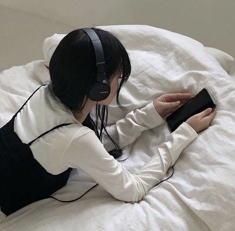 Personajes Studio Ghibli, Girl With Headphones, Icon X, Music Headphones, Korean Aesthetic, After Life, Music Aesthetic, Character Design Animation, Black And White Aesthetic