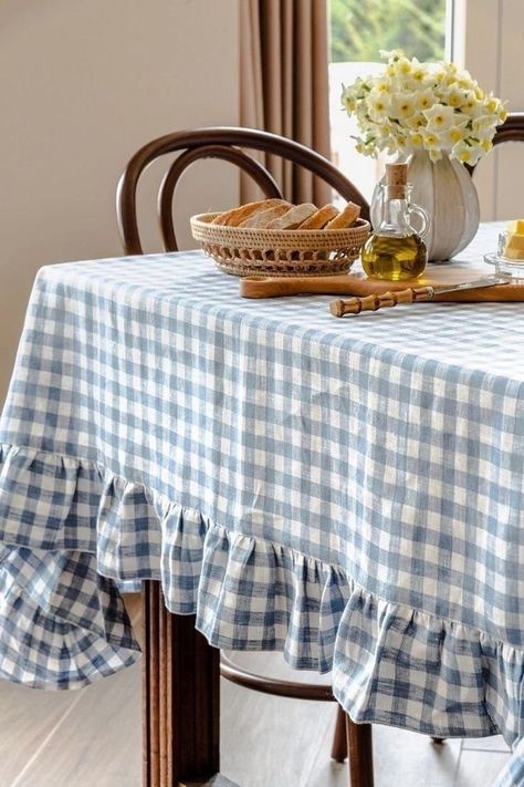 Gingham Tablecloth, Casa Country, Casa Vintage, Budget Friendly Decor, Cottage Interiors, Home Fashion, House Inspo, Room Table, Cottage Decor