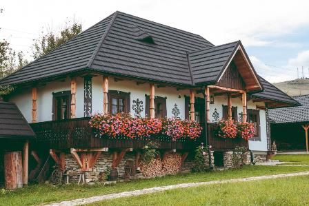 Cazare La Roata din Gura Humorului – Yozi.ro Cabana Design, Wood House Design, Mud House, A Frame House Plans, Rural House, Traditional Houses, Fantasy Homes, Beautiful House Plans, Countryside House