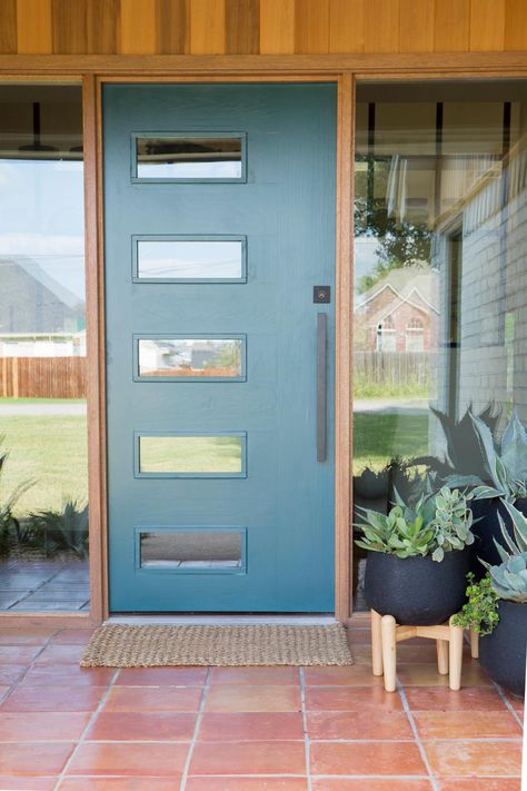 White Midcentury Modern Exterior with Blue Front Door Mid Century Modern Front Door, Exterior Front Door Colors, Mid Century Modern Exterior, Mid Century Exterior, Blue Front Door, Modern Exterior Doors, Front Door Paint Colors, Modern Front Door, Primitive Homes