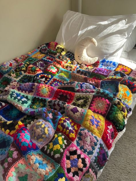 Knitted Blanket Aesthetic, Blanket Crochet Aesthetic, Crochet Bed Decor, Crochet Decorative Pillows, Granny Square Blanket Aesthetic, Crochet Dorm Decor, Plushies Bed, Crochet Blanket Aesthetic, Crochet Bedroom Decor