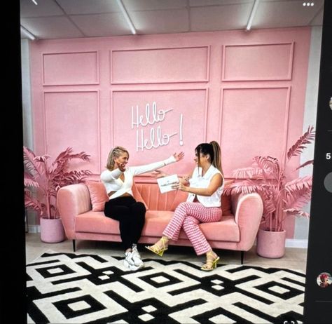 Pink Spa Esthetic, Pink Nail Room Decor, Pink Nail Studio, Salon Interior Design Pink, Pink Salon Ideas, Blush Pink Salon, Podcast Studio Design Ideas, Pink Salon Aesthetic, Lash Salon Interior Design