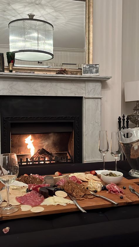 Wine And Cheese Aesthetic, Raclette Aesthetic, Winter Party Aesthetic, Alpine Party, Charcuterie Aesthetic, Fireplace Aesthetic, Dining Room Decor Traditional, Raclette Party, Winter Fireplace