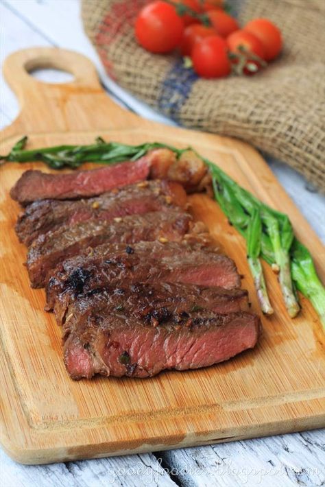 Eat Your Heart Out: Recipe: Korean-style Marinated Steak with Grilled Scallions (Bobby Flay) How To Cook Ribeye, Rib Eye Steaks, Cooking Ribeye Steak, Ribeye Steak Recipes, Bobby Flay Recipes, Pan Seared Steak, Infused Butter, Food Charlatan, Perfect Steak