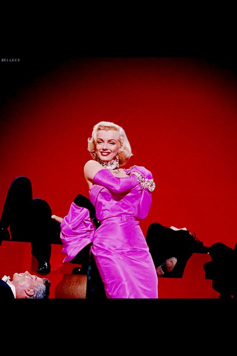 Beautiful marilyn in long pink dress Marilyn Monroe Pink Dress, Marilyn Monroe Gentlemen Prefer Blondes, Marilyn Monroe Diamonds, Marilyn Monroe Hair, Showstopper Dress, Old Hollywood Fashion, Hollywood Dress, Pink Long Dress, Old Hollywood Movies