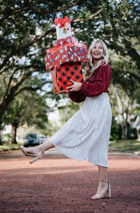 Holiday Photoshoot Ideas, Outdoor Christmas Photos, Christmas Fashion Photography, Christmas Poses, Christmas Family Photoshoot, Xmas Photos, Holiday Mini Session, Christmas Props, Holiday Photoshoot