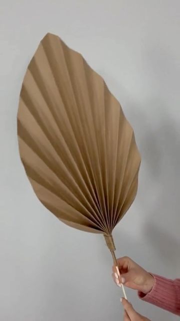 Brown Paper Leaves, Make Brown, Paper Bouquet, How To Make Brown, Paper Leaves, Brown Paper Bag, Diy Crafts To Do, Diy Cricut, Balloon Bouquet