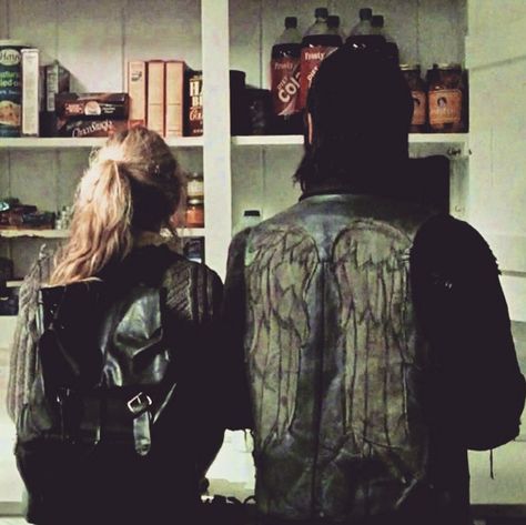 Daryl and Beth TWD Daryl And Beth, Daryl Beth, Daryl Twd, Twd Funny, Apocalypse Aesthetic, Walking Dead Cast, Daryl Dixon, Norman Reedus, Zombie Apocalypse