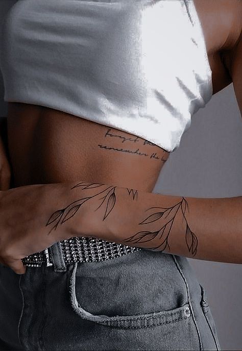 Wrap Tattoo, Muster Tattoos, Tattoo Women, Small Hand Tattoos, Cute Tattoos For Women, Classy Tattoos, Discreet Tattoos, Dainty Tattoos, Spine Tattoos