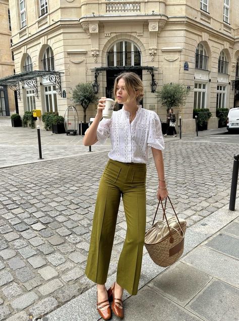 If you're looking for brands that match Free People's unique retro style and create casual yet fun fall outfits, we've got you covered! These brands will help you achieve that cute, carefree look all season long. For example, we love this outfit with olive green pants, brown Mary Jane flats, a star basket bag and a lace blouse. Outfit Marrone, Green Trousers Outfit, Mary Jane Outfit, Outfit Minimalista, Olive Green Outfit, Green Pants Outfit, Olive Clothing, Olive Green Pants, Pants Brown