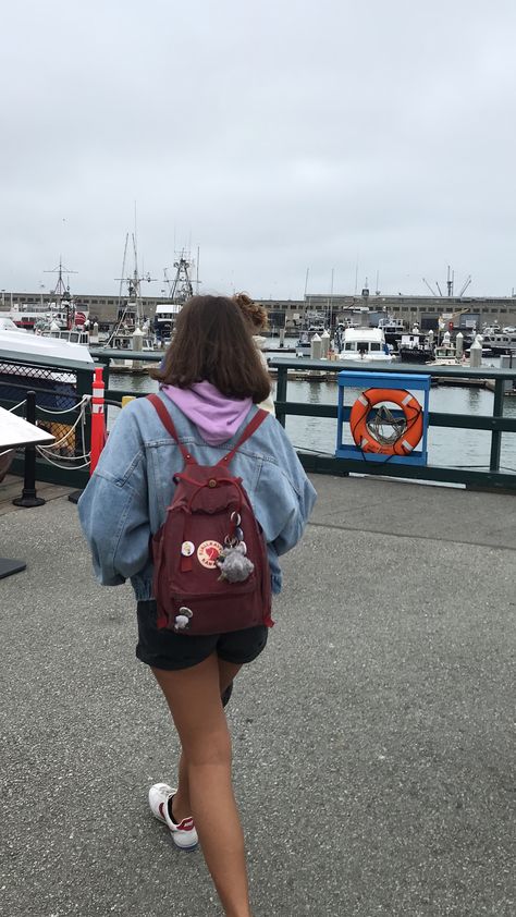 Red Kanken Aesthetic, Kanken Aesthetic Outfit, Kanken Decoration, Fjallraven Kanken Backpack Outfit, Red Backpack Outfit, Kanken Style, Kanken Aesthetic, Mochila Fjallraven Kanken, Mochila Jansport