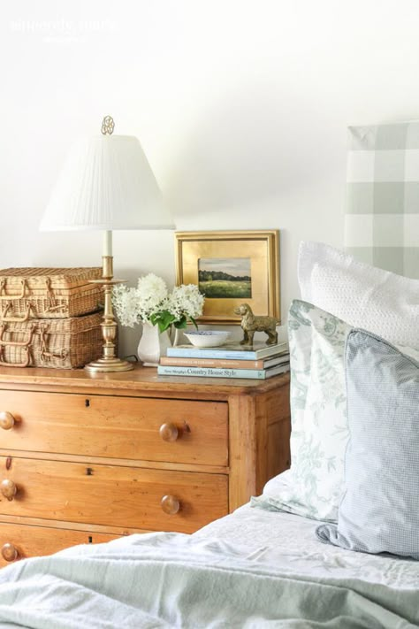 Vintage Brass Bed, Surface Styling, Timeless Cottage, Cottage Style Farmhouse, Farmhouse Hacks, Brass Lamps, Farmhouse Colonial, Nancy Meyers, Cottage Bedroom