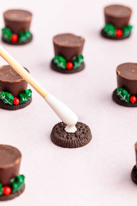 These adorable Oreo Snowman Balls will add a fun and festive touch to your next holiday party. They're delicious, no-bake treats that are almost as fun to make as they are to eat. Snowman Oreo Balls, Oreo Snowman, Xmas Recipes, Oreo Balls, Easy Christmas Treats, Fun Money, Snowman Cookies, Christmas Foods, Candy Recipes Homemade