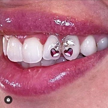 ˖ ࣪ 𝜗𝜚 on X: "i need these so bad https://t.co/qcUD7qfXWW" / X Cherry Tooth Gem, Teeth Gems Ideas, Teeth Gems, Pretty Teeth, Grillz Teeth, Diamond Teeth, Tooth Gems, Grills Teeth, Chic Makeup