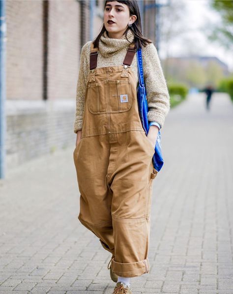 Carhartt Overalls Outfit Aesthetic, How To Style Carhartt Overalls, Carhartt Coveralls Women, Carhartt Women Outfits Bib Overalls, Carhartt Outfit Women, Carhartt Overalls Women Outfit, Dungarees Outfit Women, Farmer Outfit Women, Outfit Salopette