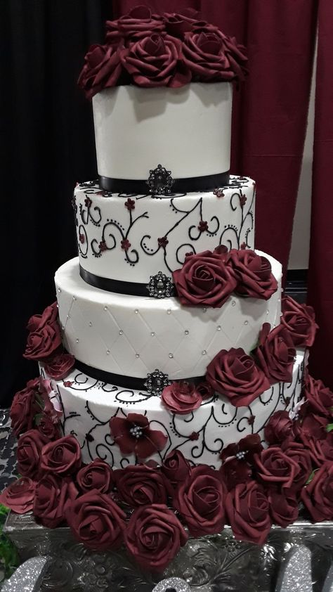 Vampire Quinceanera Dress, Quinceanera Cakes Black, Vintage Gothic Wedding Cake, Quinceanera Cakes Burgundy, Vampire Wedding Cake, Gothic Wedding Cake Ideas, Gothic Wedding Cake Simple, Gothic Wedding Food, Horror Wedding Cake