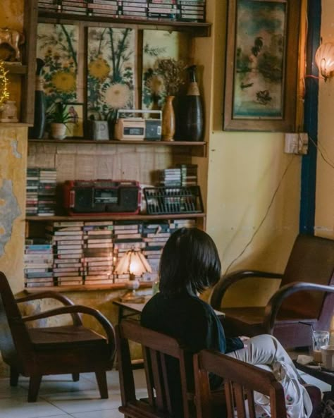 Vintage Asian Aesthetic, Vietnam Cafe, Flower And Book, City Coffee Shop, Berlin Cafe, Asian Cafe, Vintage Coffee Shops, Architecture Unique, Indian Room