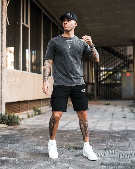 Men Fashion Gym, Mens Workout Outfits Gym, Outfit Con Short Hombre, Men Gym Fashion Workout Outfits, Summer Mens Outfits Street Style, Outfit Short Hombre, Short Outfits Hombre, Men Shorts Outfit Casual Street Styles, Outfits Shorts Hombre