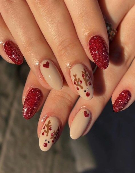 Christmas Nail Inspo Almond Shape, Tan Christmas Nails, Simple Short Christmas Nails, Christmas Nails Neutral, Winter Nails Almond Shape, Christmas Nails Acrylic Short, Square Christmas Nails, Doodle Nails, Reindeer Nails