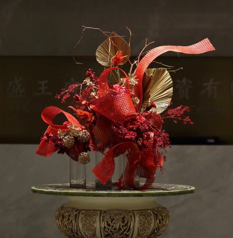 Lunar New Year Decoration Ideas, Chinese New Year Flower Arrangement, Chinese New Year Flowers, Japanese Wedding Theme, Chinese New Year Flower, Contemporary Flower Arrangements, Floral Art Arrangements, Church Altar Decorations, Hotel Flowers