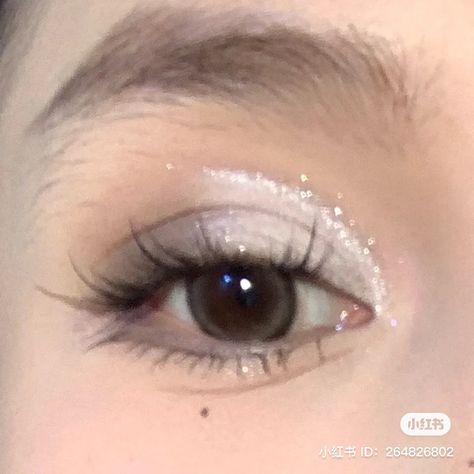 Makup Angel, Makeup With Eyeshadow, Applying Eyeshadow, Shiny Makeup, Angel Makeup, Concert Makeup, Silver Makeup, Sparkly Makeup, White Eyeshadow