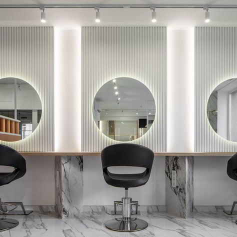 Salon Lighting Ideas, Parlour Design, Blob Mirrors, Salon Lighting, Salon Mirrors, Bright Furniture, Hair Salon Design, Beauty Salon Furniture, Hair Salon Interior