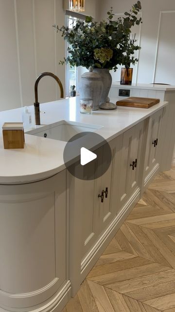 Lavish Lodge on Instagram: "Kitchen Design Hack 👌 I’ve had a few people ask now about where are fridge and freezer is in the kitchen… they are both integrated 🤩 BUT ⬇️ 

We didn’t want the look of a standard 600mm door, I wanted two twin doors at 300mm that opened out. I think aesthetically it looks more interesting and expensive. Only problem was the fitted fridge/freezer door was 600mm. So we designed a “new” door by using a bracket to bind the two doors together. Then aesthetically they look like two doors, but function as one ✅ 

Our kitchen is the Elmbridge style in shade Porcelain from @howdensjoinery" Kitchen With Integrated Fridge, Elmbridge Porcelain Kitchen, Elmbridge Kitchen, White Contemporary Kitchen, Fridge And Freezer, Instagram Kitchen, Integrated Fridge Freezer, Kitchen Organisation, Integrated Fridge