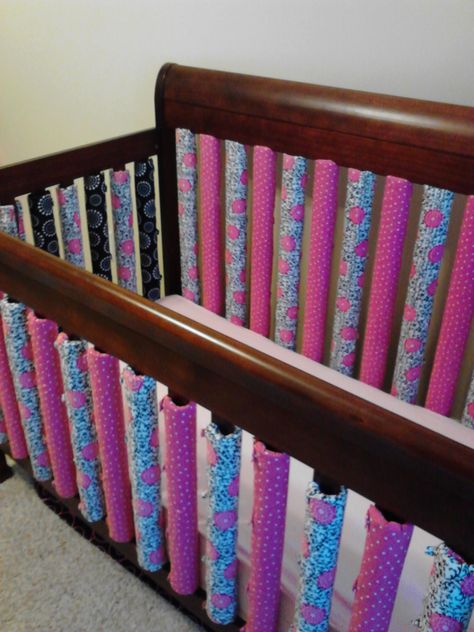 diy crib bumper Boys Bedding Sets, Crib Bumpers, Bumper Pads For Cribs, Baby Crib Bumpers, Mommy Hacks, Baby Nest Bed, Diy Crib, Baby Bumper, Toddler Crib